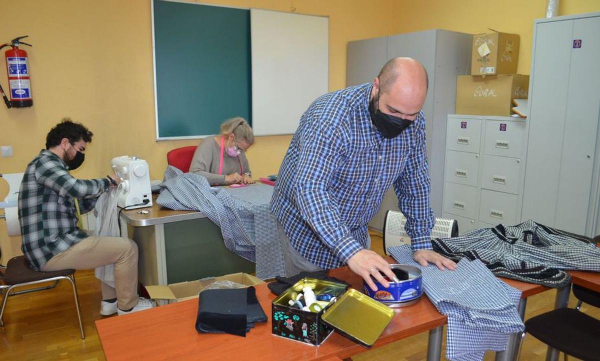 Alumnos y profesora de indumentaria. | E. P.
