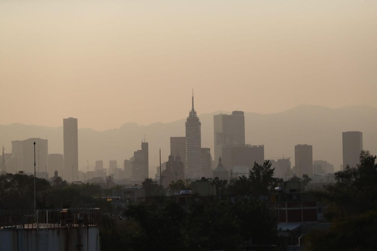 FOTODELDÍA MEX2277. CIUDAD DE MÉXICO (MÉXICO), 08/01/2026.- Fotografía que muestra una capa de contaminación este jueves, sobre la Ciudad de México (México). La Comisión Ambiental de la Megalópolis (Came) activó este jueves la Fase 1 de contingencia ambiental atmosférica en el Valle de México, debido a una combinación por un sistema de alta presión y altas temperaturas. EFE/ Mario Guzmán. FOTODELDÍA
