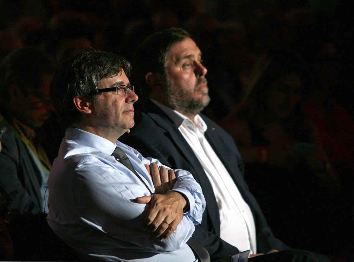 Fotografia tomada a Carles Puigdemont y Oriolo Junqueras, durante el acto unitario de la campaña en favor del "sí" al referéndum de independencia de Cataluña , el 15 de octubre de 2026, celebrado en el Tarraco Arena de Tarragona