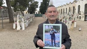 Antonio Martos, hermano del militante antifranquista Cipriano Martos, sostiene un retrato de su hermano fallecido frente a la fosa donde esta enterrado, hoy lunes, día en que se han iniciado los trabajos de exhumación por su muerte en 1973, tras ingerir ácido sulfúrico durante un interrogatorio en el cuartel de la Guardia Civil de Reus