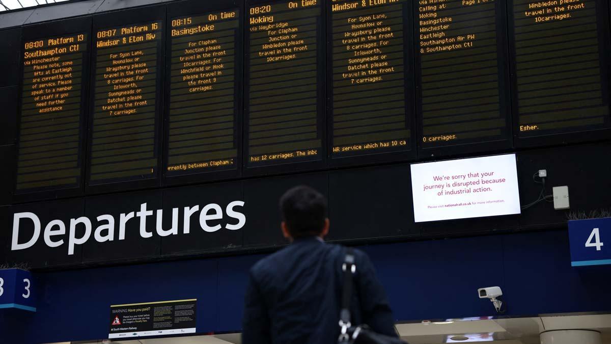 Un viajero mira los tableros de información dentro de la estación de Waterloo, en el tercer día de huelgas ferroviarias nacionales, en Londres, Gran Bretaña, el 23 de junio de 2022. REUTERS/Henry Nicholls