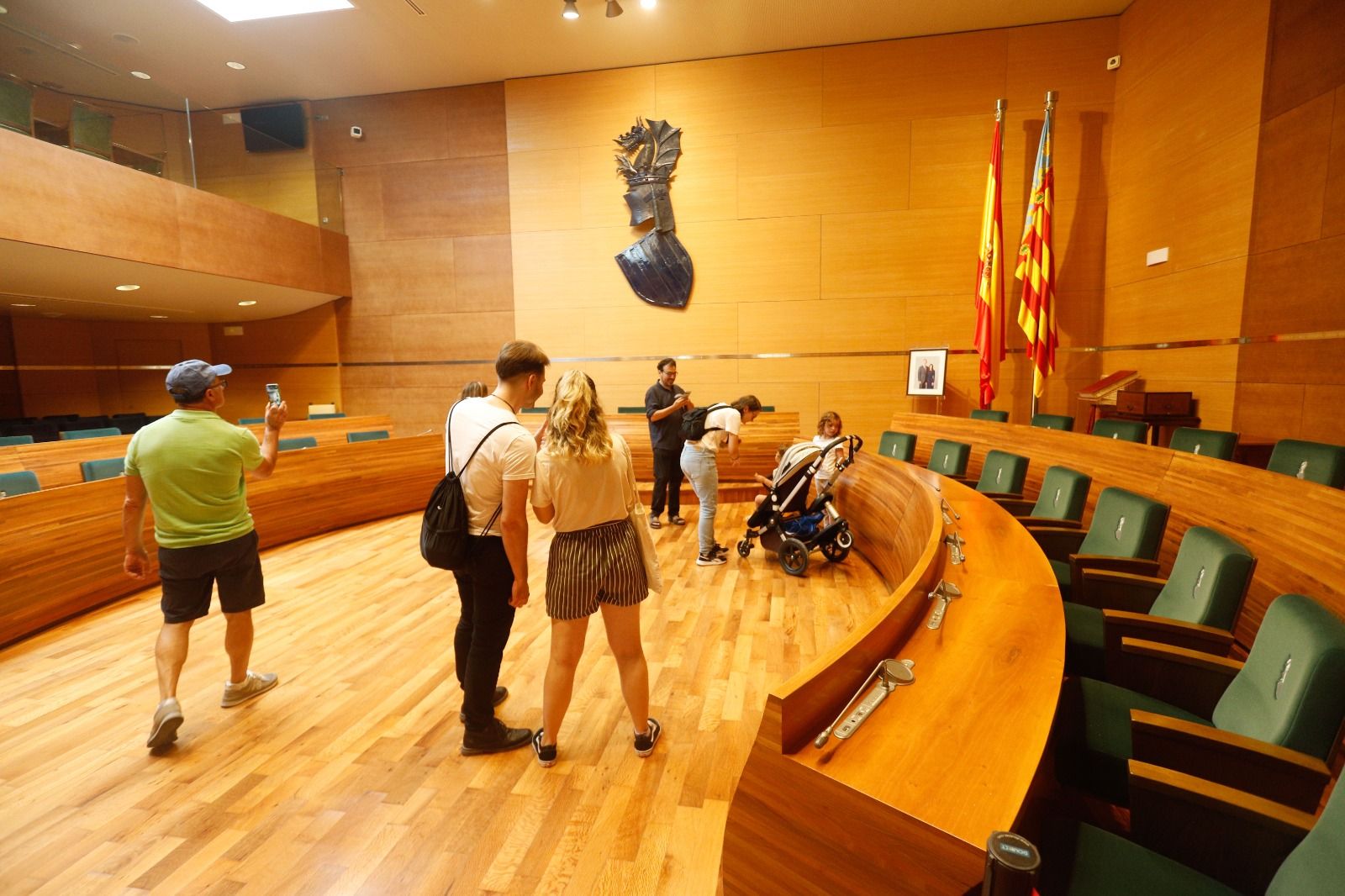 Los valencianos visitan la Real Senyera en la víspera del 9 d'Octubre