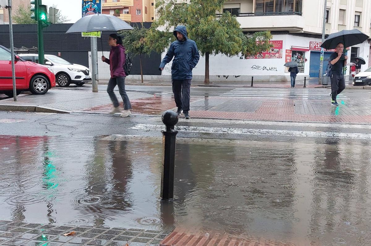 Temporal de lluvia y viento en Córdoba: el paraguas toma el protagonismo