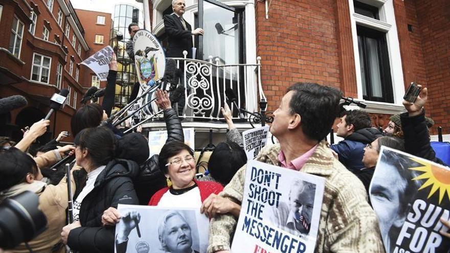 Assange celebra una &quot;victoria histórica&quot; desde balcón de la embajada Ecuador