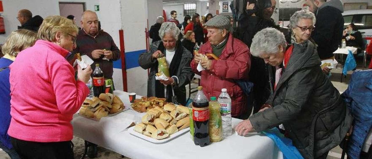 Asistentes al magosto que se celebró en las instalaciones de Cruz Roja. // Iñaki Osorio