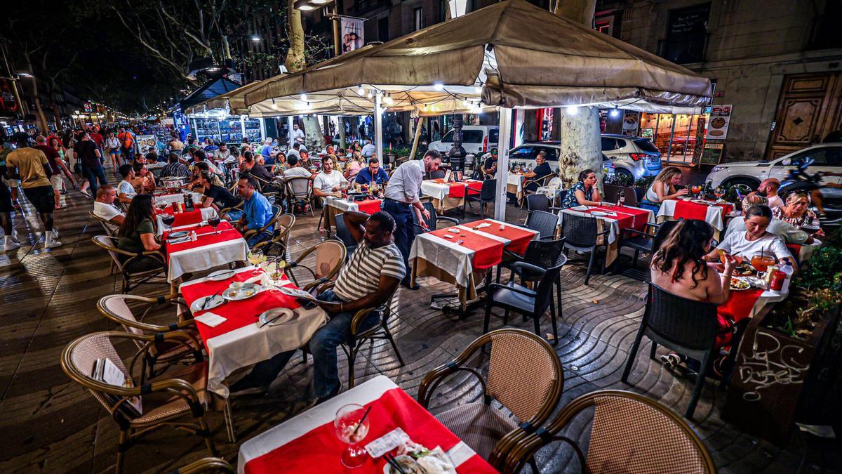 Imagen de archivo de una terraza de la Rambla en verano.
