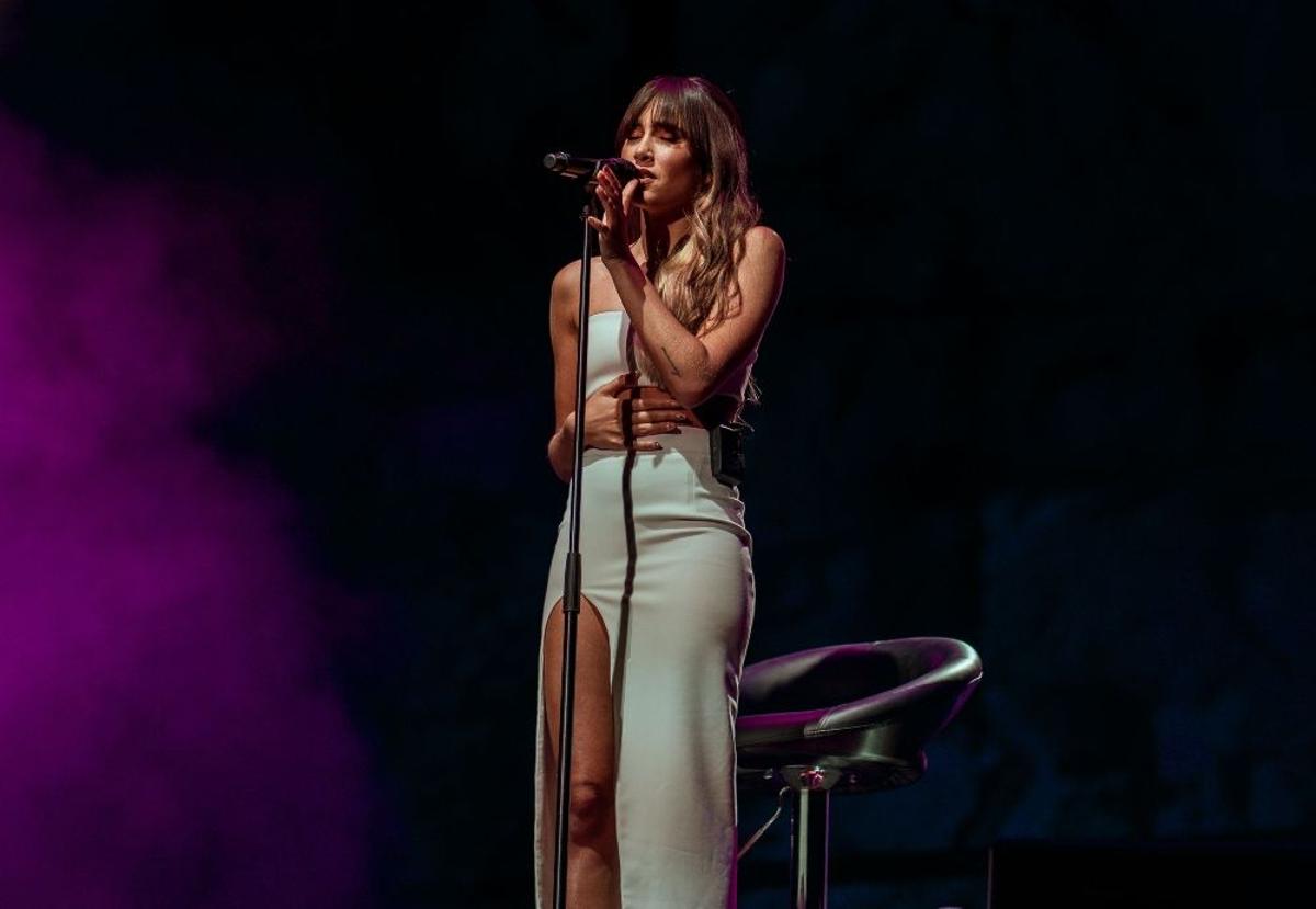 Aitana Ocaña en un momento íntimo de su actuación en el Festival Stalite de Marbella