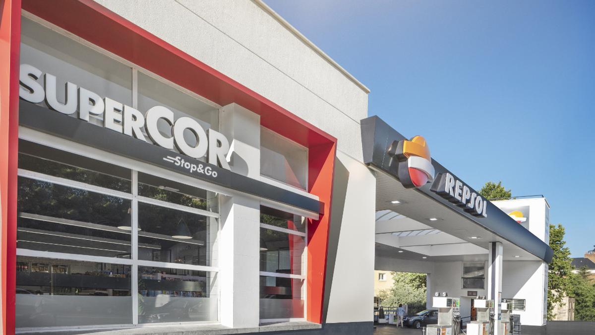 Tienda Supercor Stop&amp;Go en una gasolinera de Repsol.