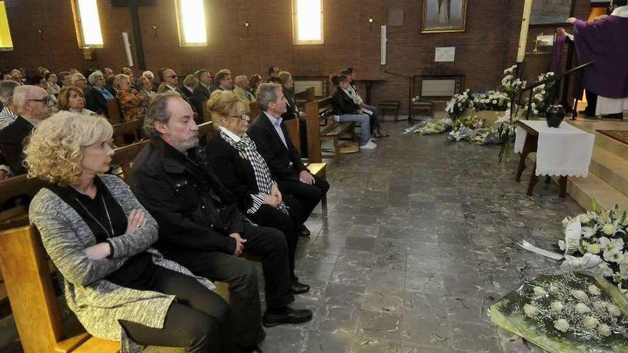 Asistentes al funeral celebrado ayer en la iglesia de San Pedro, con la familia en primer término. Por la izquierda, Ángeles Pinel (nuera), Amadeo Gancedo (hijo), Luisa Lauret (viuda) y Luis Gancedo (hijo).