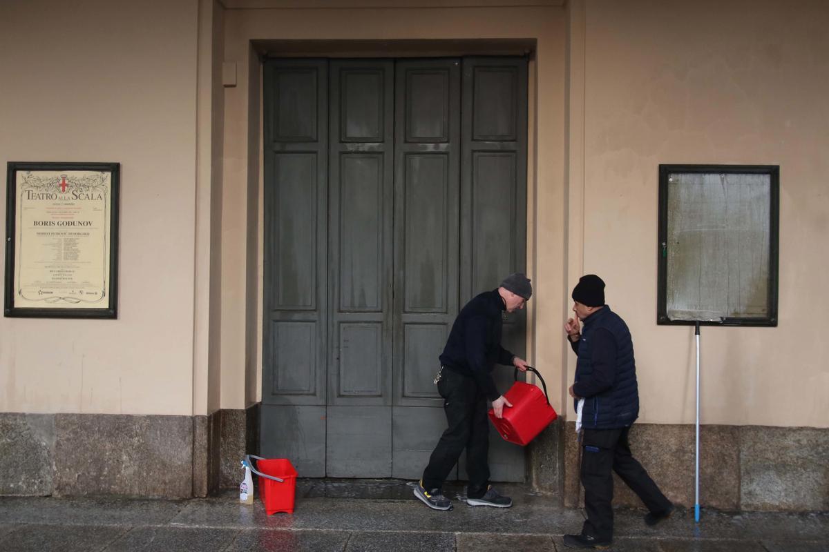 Ecologistas lanzan pintura contra la fachada de La Scala de Milán