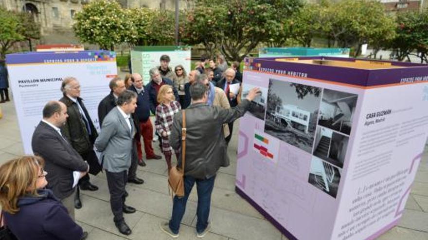 Autoridades visitando la exposición tras ser inaugurada.