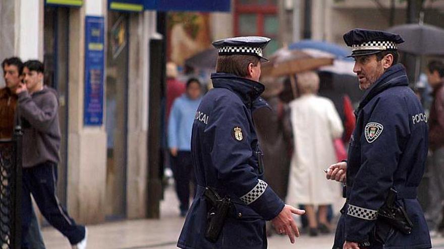 La oposición considera que la presencia de la Policía Local debe ser mayor.