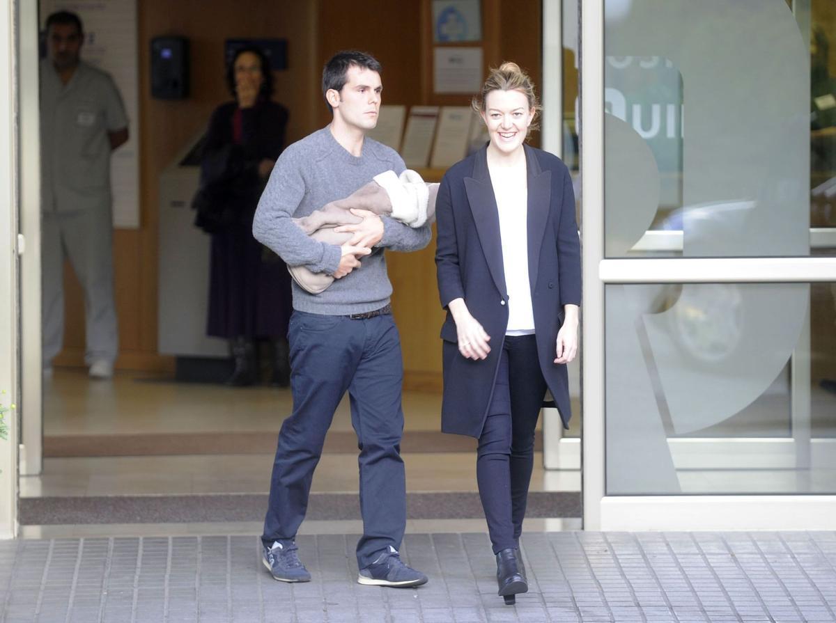 Marta Ortega después de dar a luz, sale de la clínica con su hijo Amancio y el que fuera su marido y padre del bebé, Sergio Álvarez.