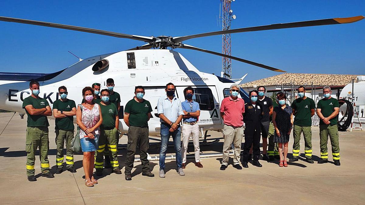 El delegado de Agricultura, Giuseppe Aloisio, en su visita al Cedefo de Adamuz, ante un helicóptero.