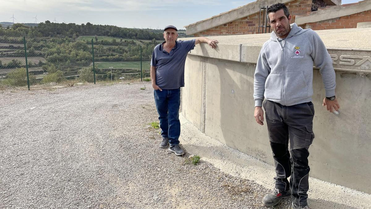 El alcalde y el responsable del agua en el depósito de Passanant i Belltall., donde tienen problemas con la sequía