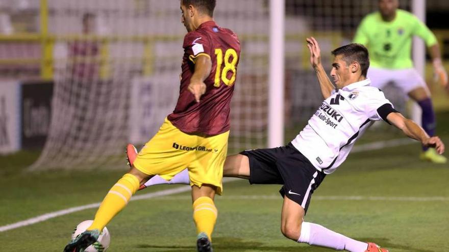 Ernesto trata de superar a un jugador del Burgos en el encuentro del pasado sábado en El Plantío.