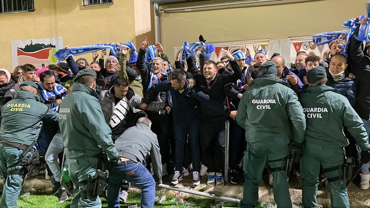 Los aficionados del Utrillas celebran el pase de su equipo en la Copa.