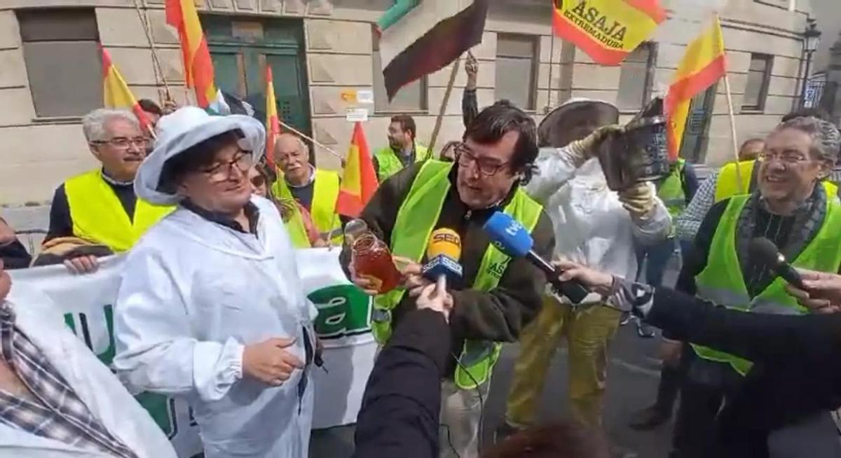 Los agricultores tiran miel durante la manifestación agraria en Cáceres.
