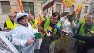 Los agricultores tiran miel durante la manifestación agraria en Cáceres.