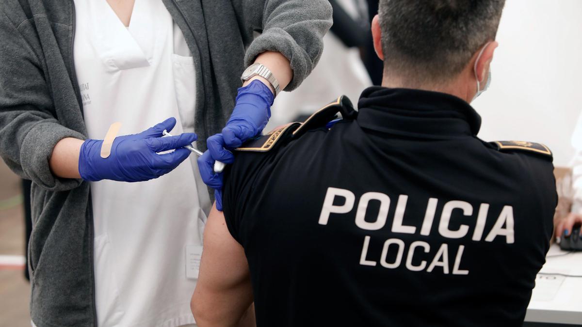 Empieza la vacunación de policías y guardias civiles