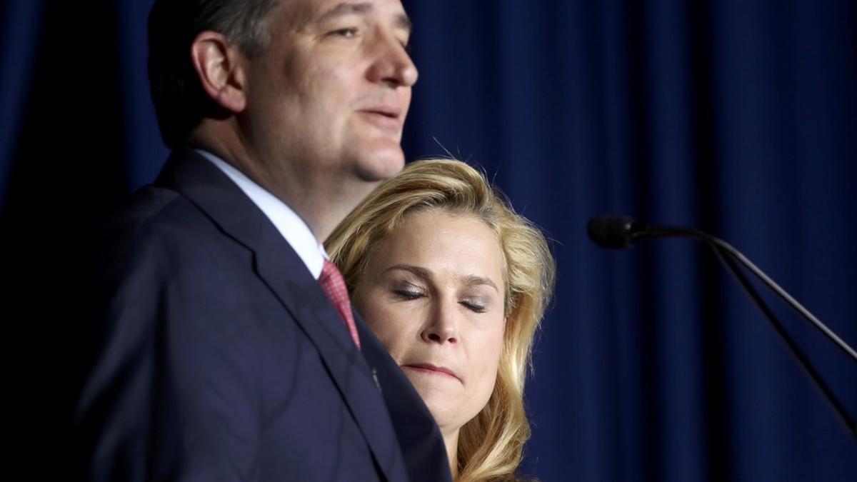 Ted Cruz, junto a su esposa, tras anunciar que abandona la carrera por la candidatura republicana, el martes en Indianapolis.
