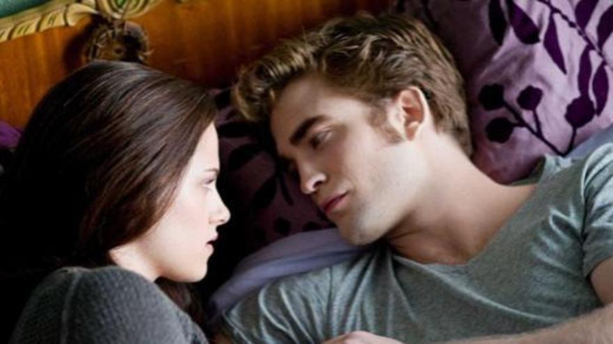Los protagonistas, en la cama: Kristen Stewart (Bella) y Robert Pattinson (Edward).
