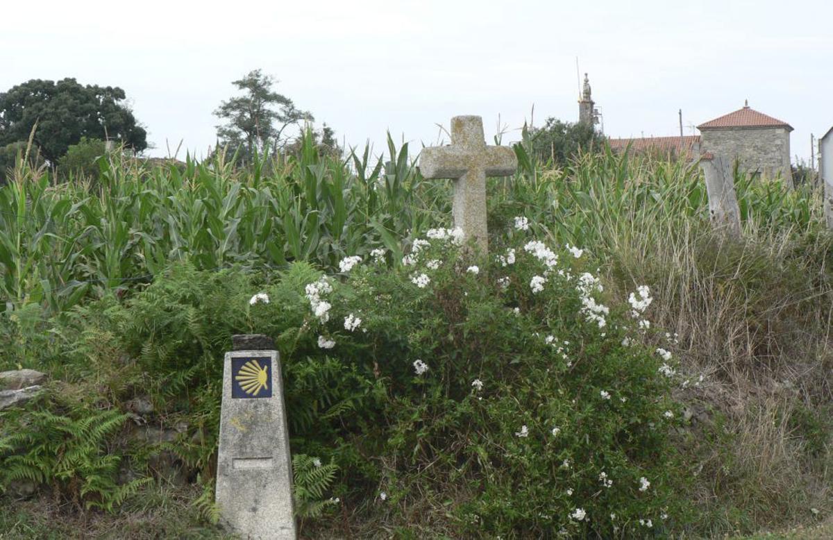 Cruz de pedra a pé do Camiño de Santiago por Margaride.