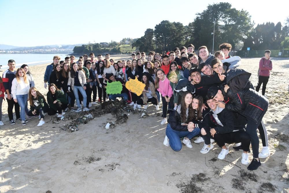 Más de 1.200 niños del Hogar de Santa Margarita recogen residuos en la playa de Gandarío para hacer esculturas.