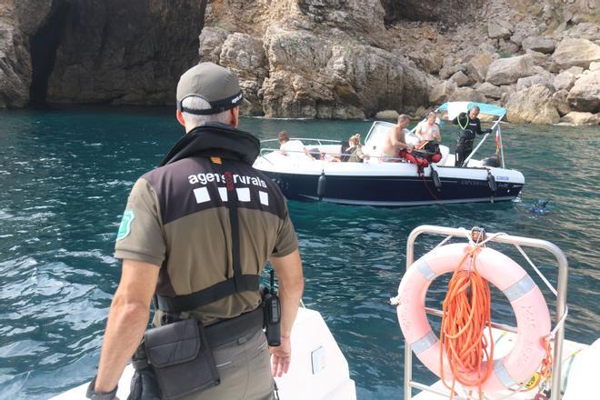 Les imatges d'una jornada de vigilància per mar dels Agents Rurals a les illes Medes, el cap de Creus i el litoral de l'Empordà