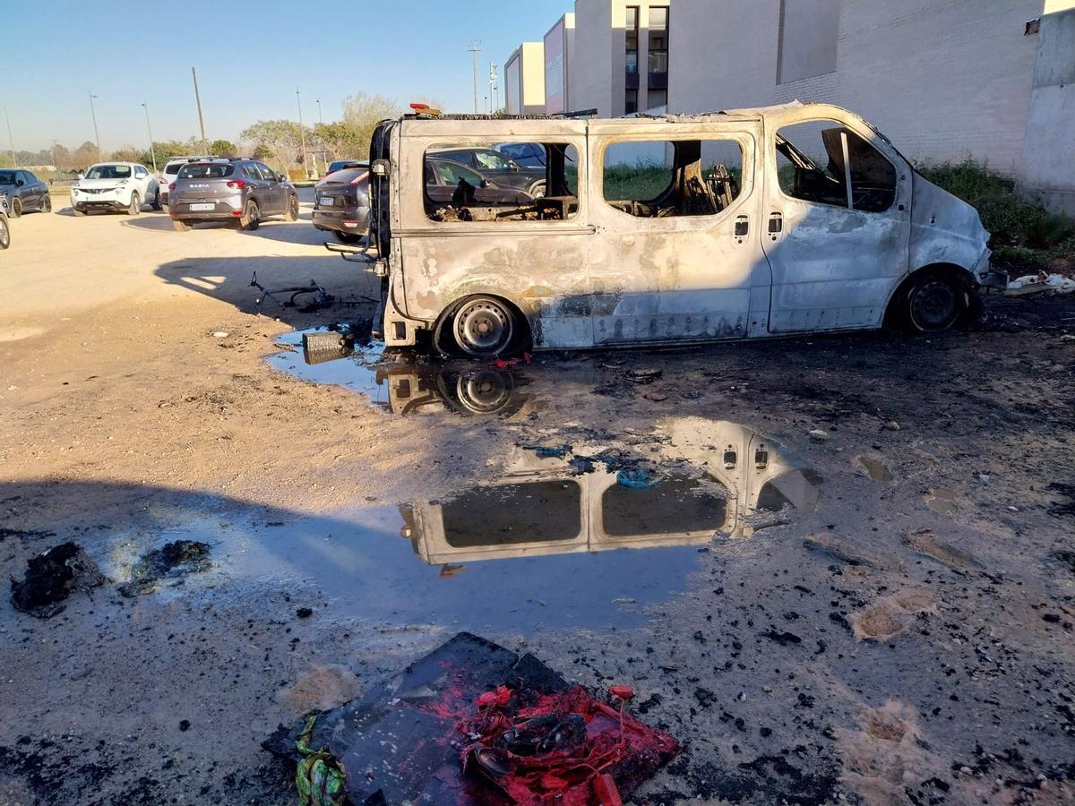 Estado en el que ha quedado la furgoneta tras el incendio.