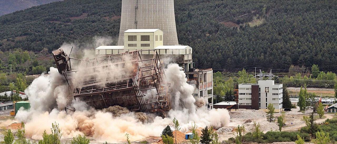 Demolida la central térmica de carbón de Anllares, en León  | EFE