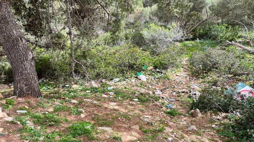 La basura se acumula en na Burguesa sin que nadie se responsabilice de limpiar