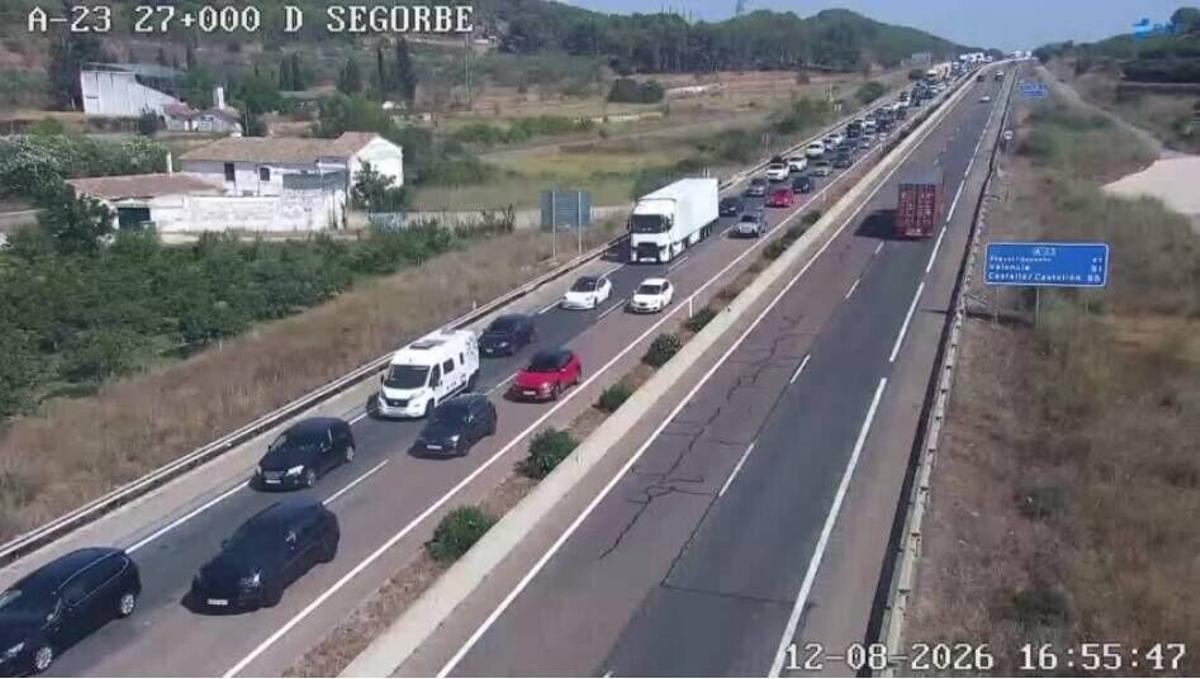 Atasco en la A23 tras cortarse uno de sus carriles por un accidente