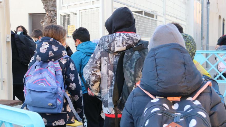 Diversos alumnes entrant en una escola de Figueres