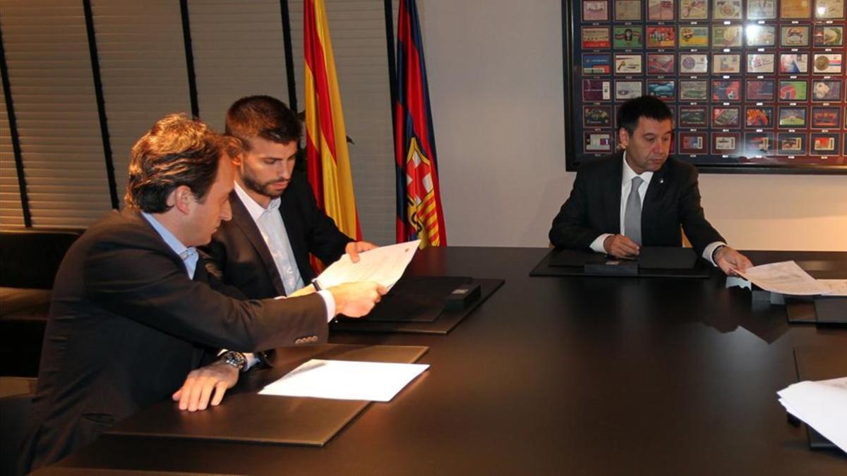 Canales y Piqué, junto a Bartomeu en la renovación de 2014
