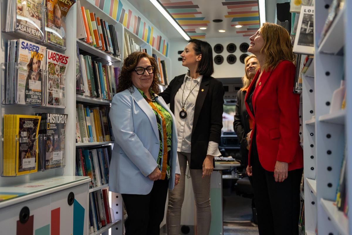 El Bibliobús, durante su visita a la Feria del Libro de Castellón