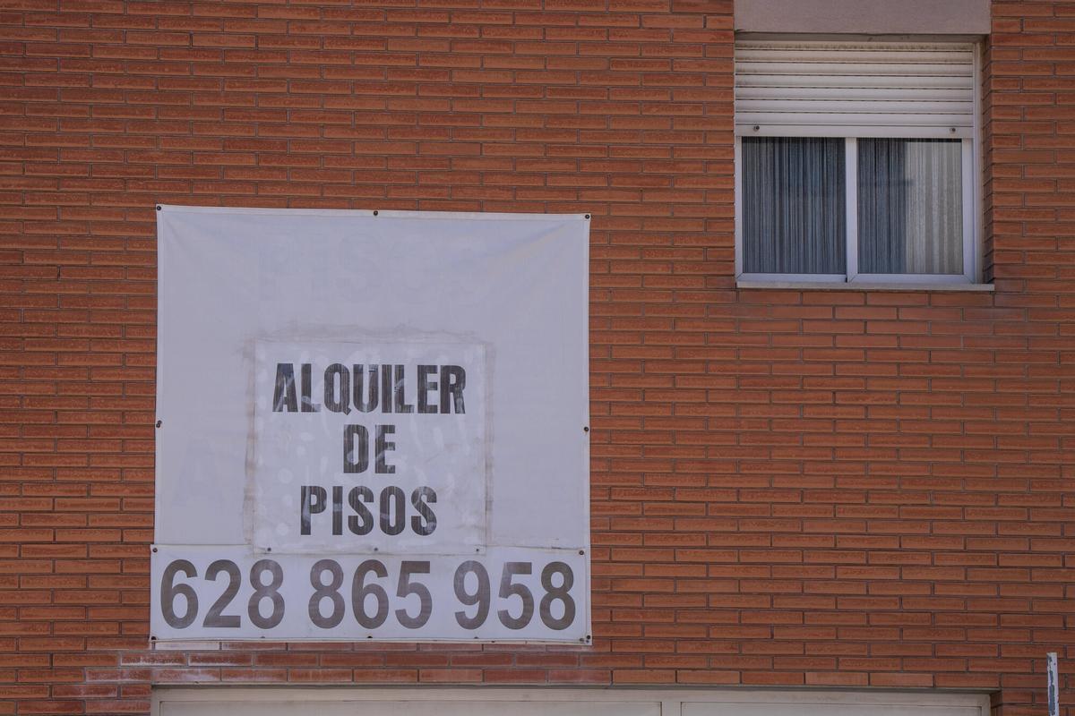 Badalona. Sociedad. 28/03/2026 Carteles de promotoras en el Gorg de Badalona que ponen en venta y alquiler pisos nuevos de la zona. Foto Zowy Voeten
