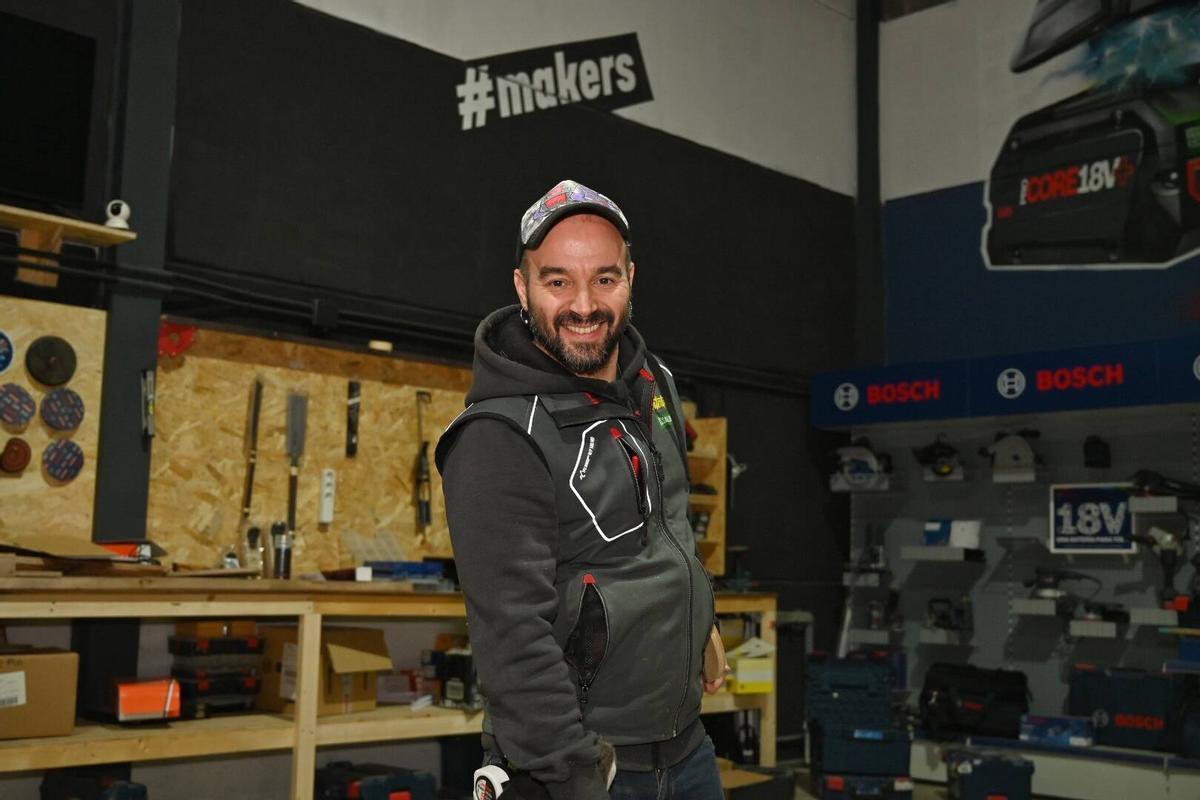 Álvaro Indias, creador de contenido de Badajoz, muestra su trabajo en el taller a través de redes sociales