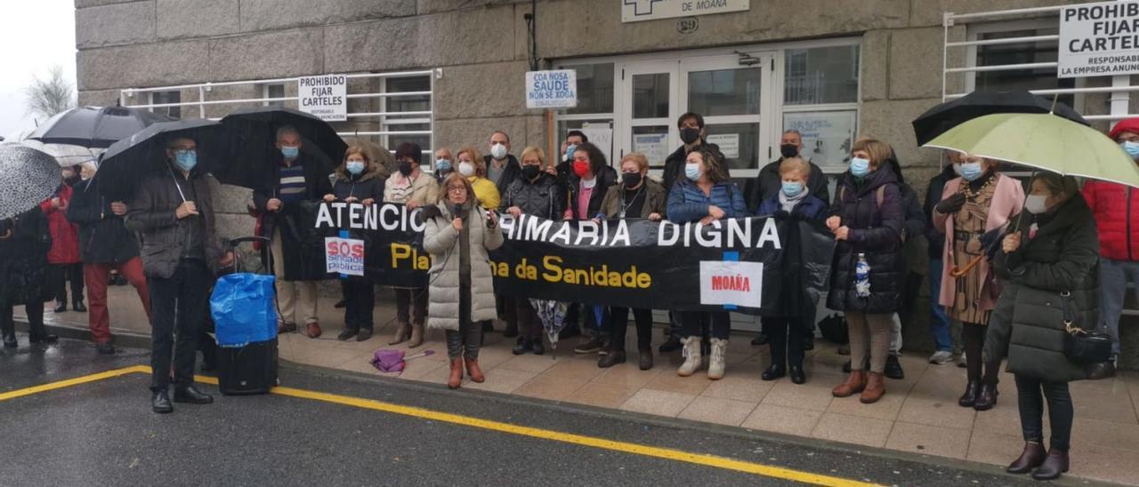 Asistentes a la nueva protesta dominical de ayer ante la Casa del Mar.   | // SANTOS ÁLVAREZ