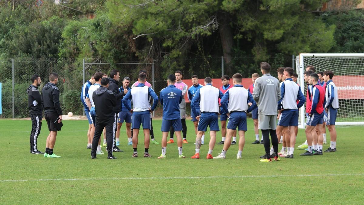 Agné da instrucciones a sus pupilos en un entreno