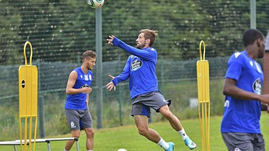 Fede Cartabia remata un balón con la cabeza en el entrenamiento de ayer en Abegondo.