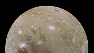 Imagen de Ganímdes, el satélite más grande de Júpiter, con vetas blancas en la superficie. El descubrimiento de nuevos tipos de hielo salado podría explicar el material de estas vetas y proporcionar pistas sobre la composición del océano cubierto de hielo de esa luna. EFE/NASA/JPL/JUNO