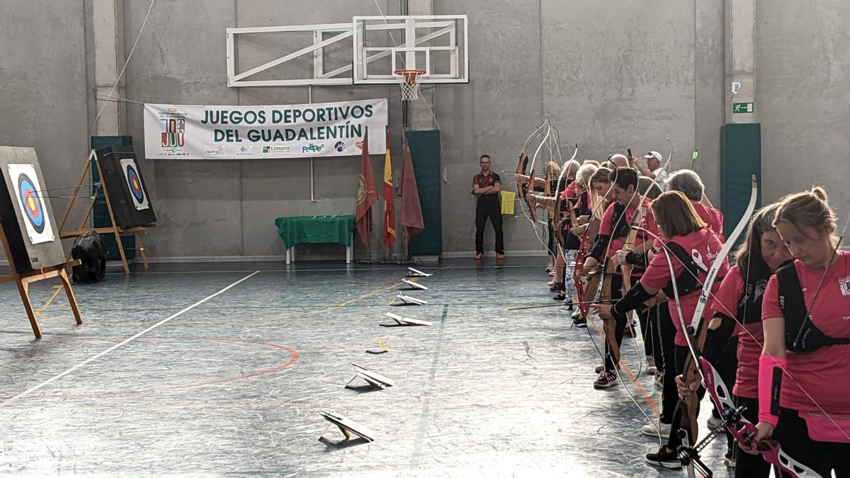 Preparadas con los arcos en alto para lanzar las flechas a la diana.