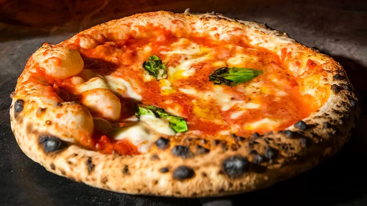 Una pizza margarita.