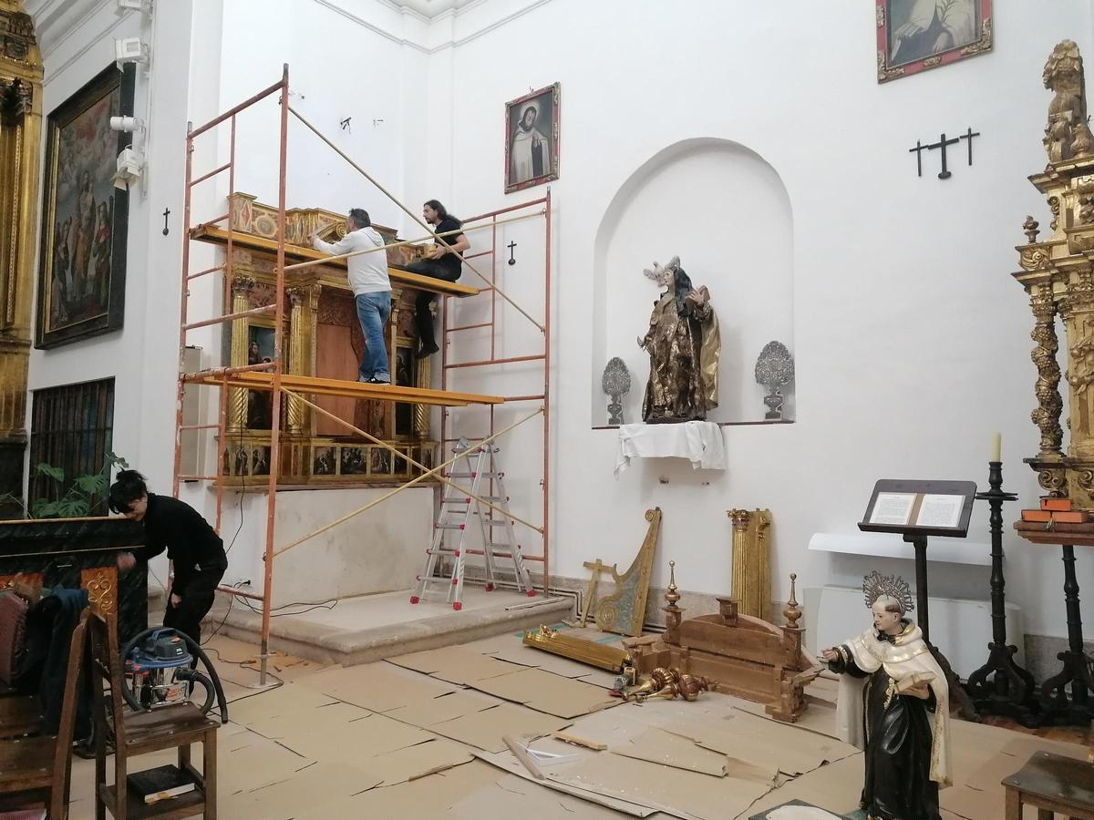 Un momento durante el montaje del retablo de San Juan de la Cruz.