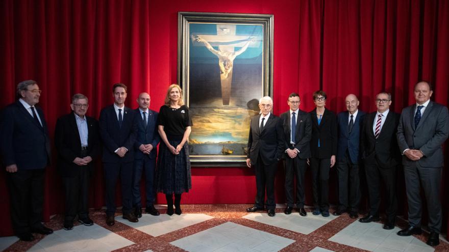 El director dels museus de Glasgow diu que Dalí volia que ‘El Crist’ s’exposés al costat de ‘La cistella de pa’
