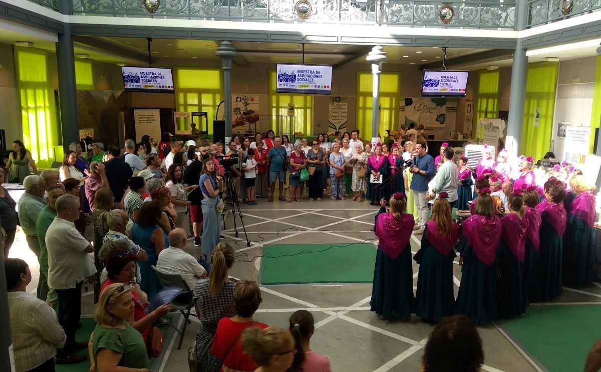 El alcalde de Priego, durante la inauguración de la muestra de asociaciones sociales.