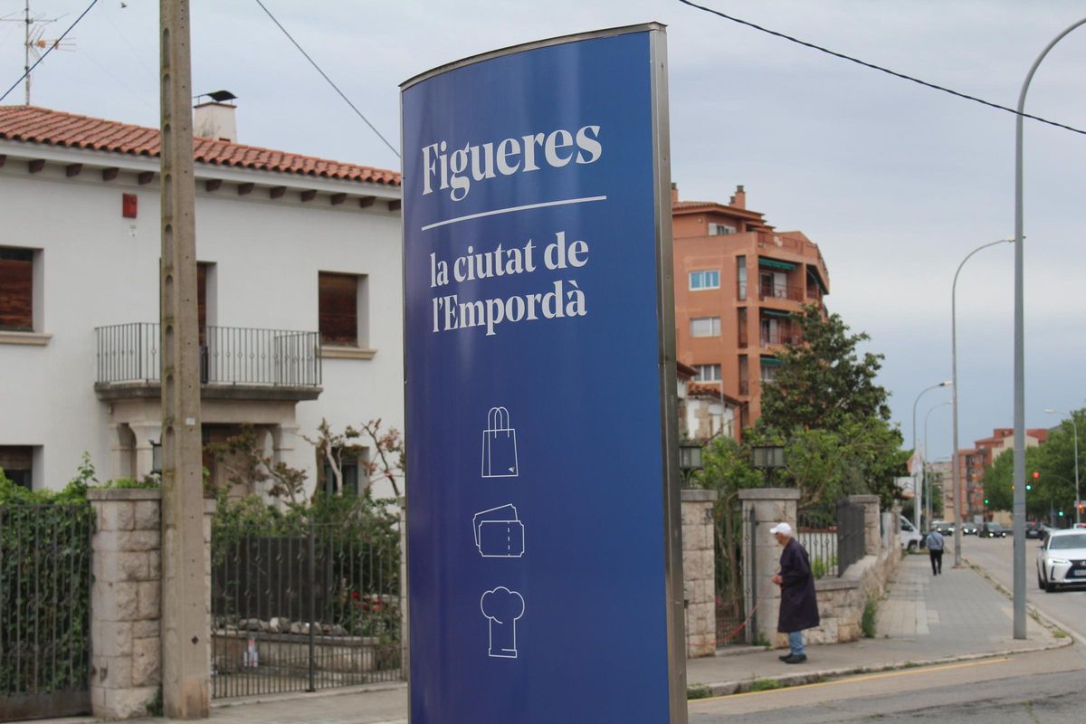 Els tòtems promocionals instal·lats per Comerç Figueres
