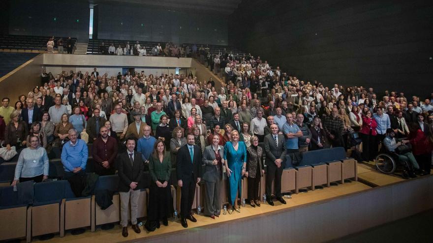 Representantes de la Junta de Extremadura junto a los cerca de 500 empleados públicos jubilados durante 2024, en el acto homenaje celebrado ayer.