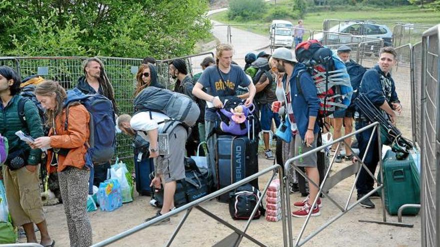 Assistents fent cua a l&#039;accés del recinte on es farà el festival -a l&#039;espai natural de Vilarrasa- per tal de canviar les entrades per un braçalet, ahir